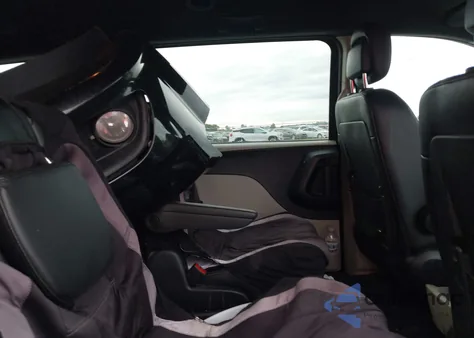 2020 Dodge Grand Caravan Sxt z USA, uszkodzony, nr VIN 2C4RDGCG2LR153762